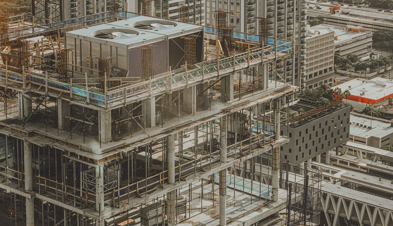 Aerial view of a high-rise residential building under construction in Argentina.
